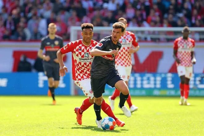 更是雄鹿在 更是雄鹿在