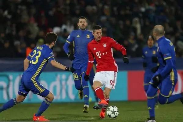 坚守防线的 坚守防线的